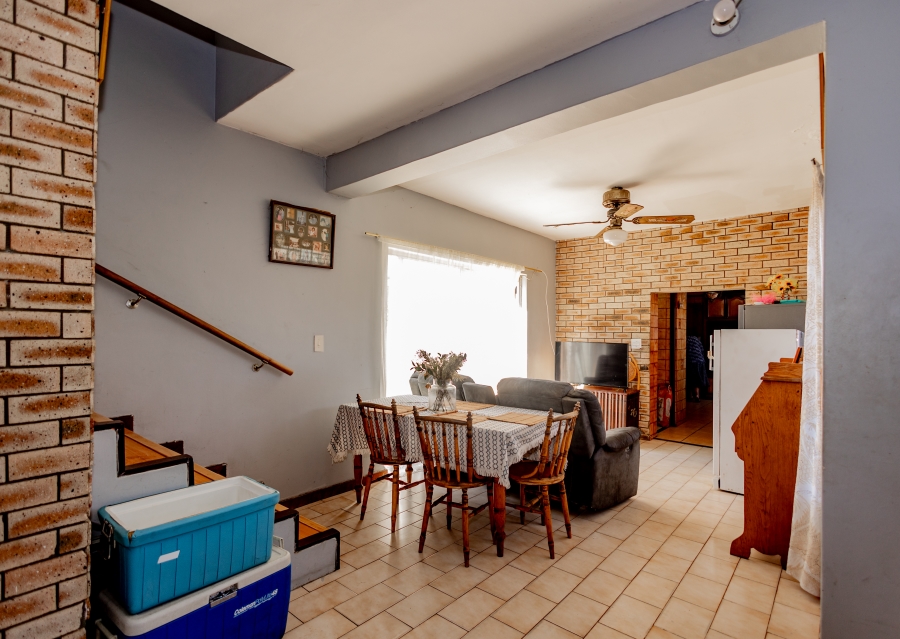 4 Bedroom Property for Sale in Avondale Western Cape